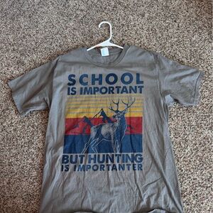 Gildan Gray Graphic T-Shirt with Hunting Design